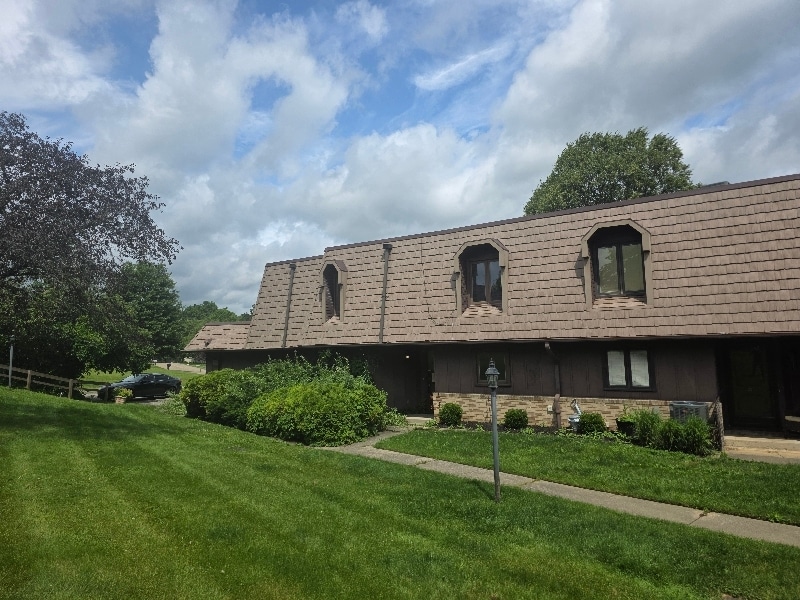 3421 Burrwood Dr in Richfield, OH - Foto de edificio
