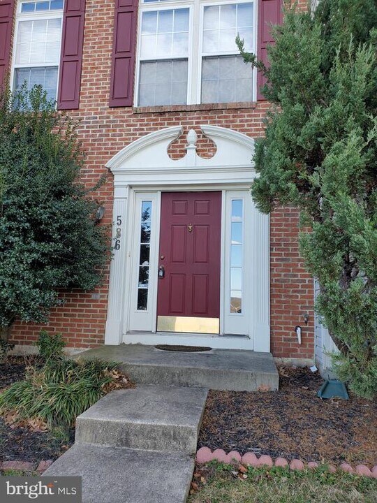 586 Eisenhower Dr in Frederick, MD - Building Photo