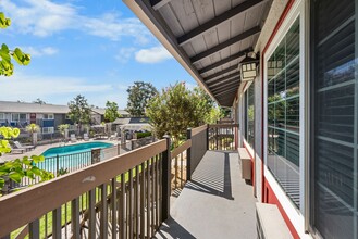 Sundial Apartments in Anaheim, CA - Foto de edificio - Building Photo