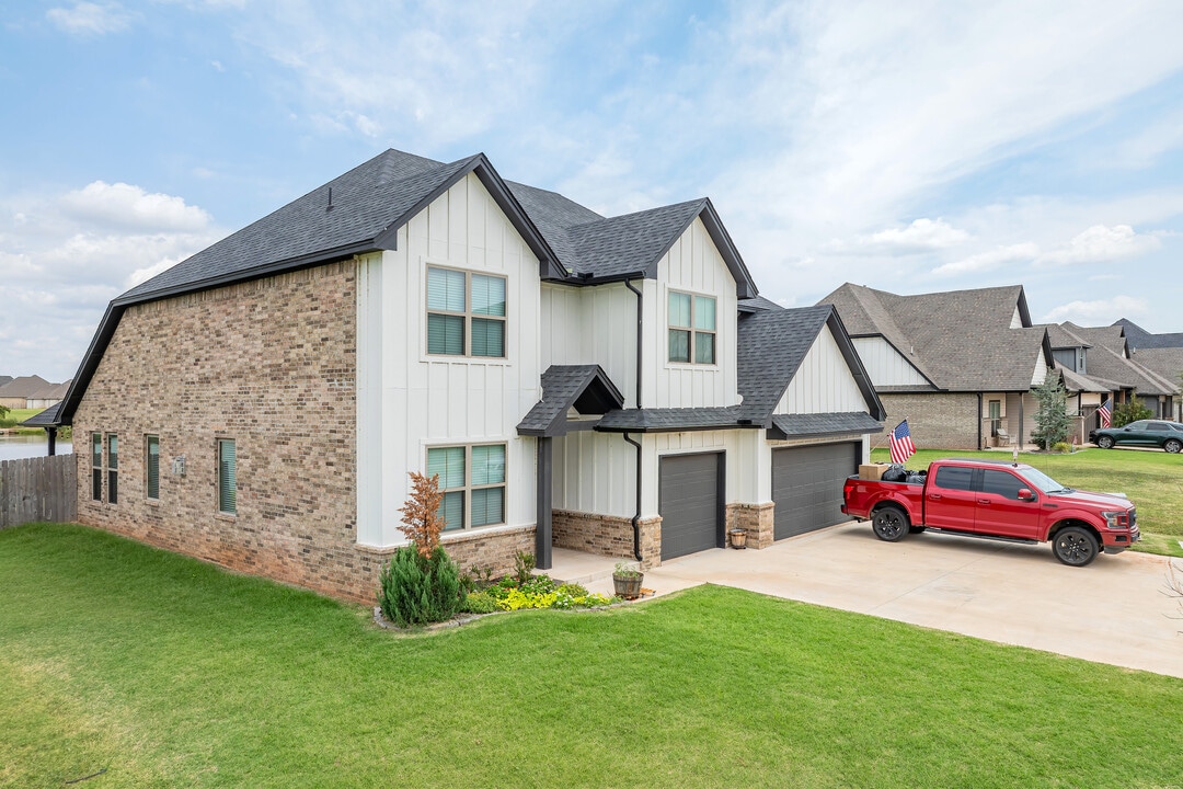 16421 Water Stone Way in Edmond, OK - Building Photo