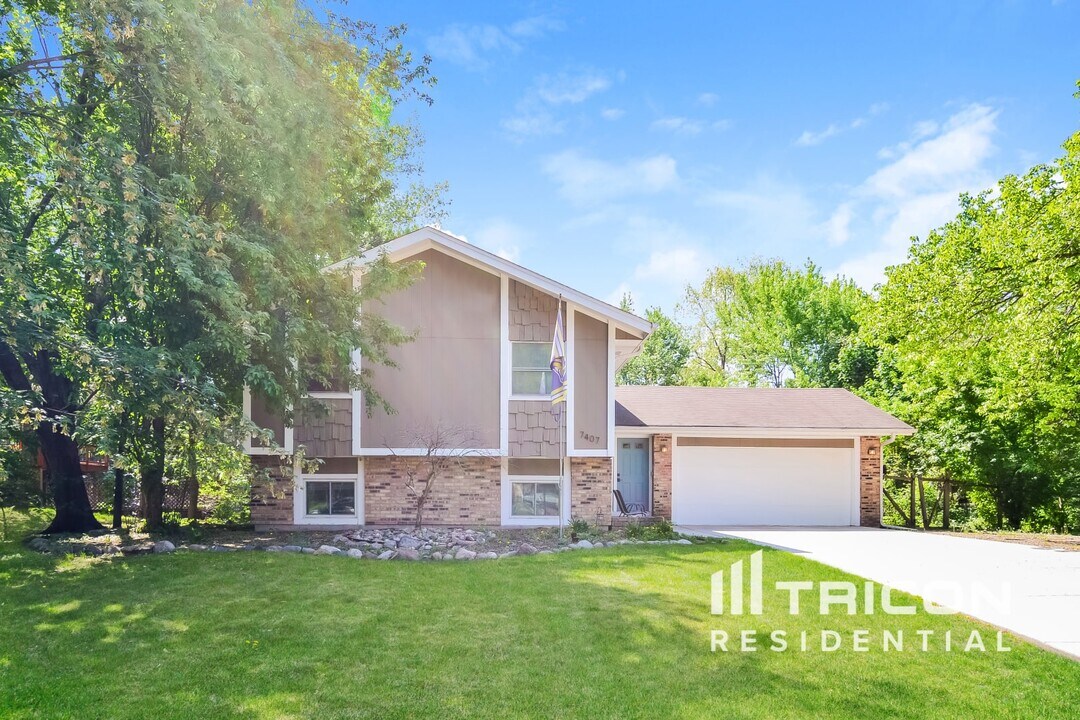 7407 Laredo Dr in Chanhassen, MN - Building Photo