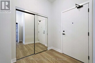 430 Square One Dr in Mississauga, ON - Building Photo - Building Photo