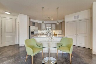 Skyline Farmers Market in Dallas, TX - Foto de edificio - Building Photo