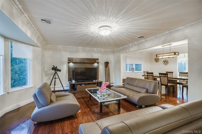 1041 Glen Cove Ave in Roslyn, NY - Building Photo - Building Photo