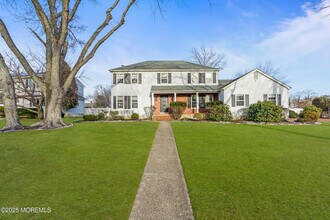 2 Windsor Dr in West Long Branch, NJ - Building Photo - Building Photo