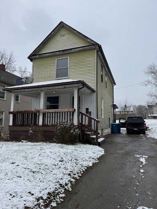 60 Charles St in Struthers, OH - Foto de edificio