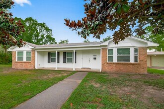 8210 Edgemoor Dr in Houston, TX - Building Photo - Building Photo