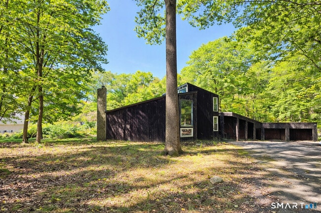 860 Oakwood Rd in Orange, CT - Building Photo - Building Photo