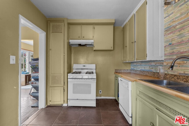 property at 2610 1/2 7th Ave