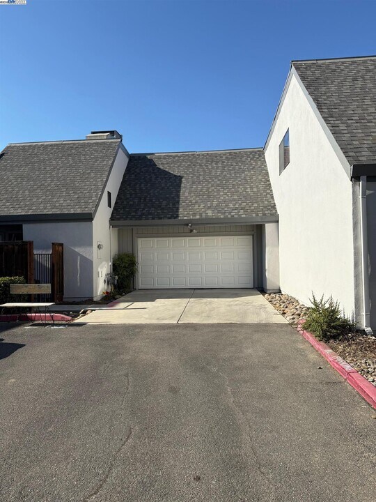 101 E Portola Way in Tracy, CA - Building Photo