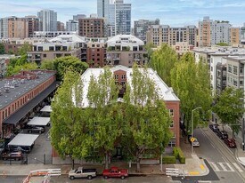 1009 NW Hoyt St in Portland, OR - Building Photo