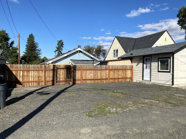 604-B E 11th St in The Dalles, OR - Building Photo - Building Photo