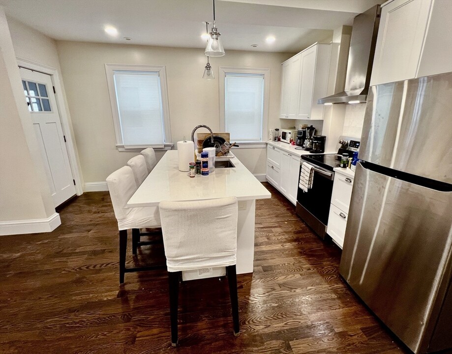 35 Foster St, Unit 1 in Boston, MA - Building Photo