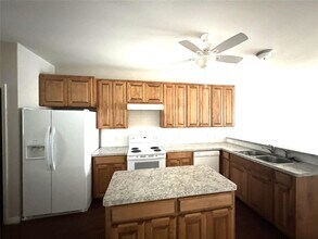 905 Crockett St in Lockhart, TX - Building Photo - Building Photo