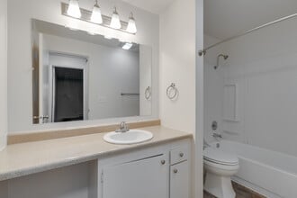 Creekside Commons Apartments in Tigard, OR - Building Photo - Interior Photo