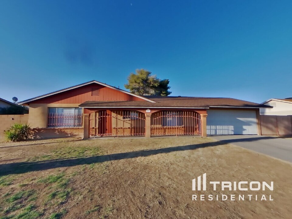 4801 W Larkspur Dr in Glendale, AZ - Building Photo