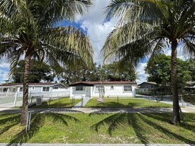 821 Curtiss Dr in Opa Locka, FL - Building Photo