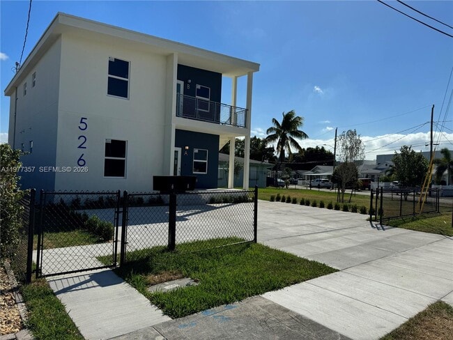 526 NW 6th St in Hallandale Beach, FL - Building Photo - Building Photo