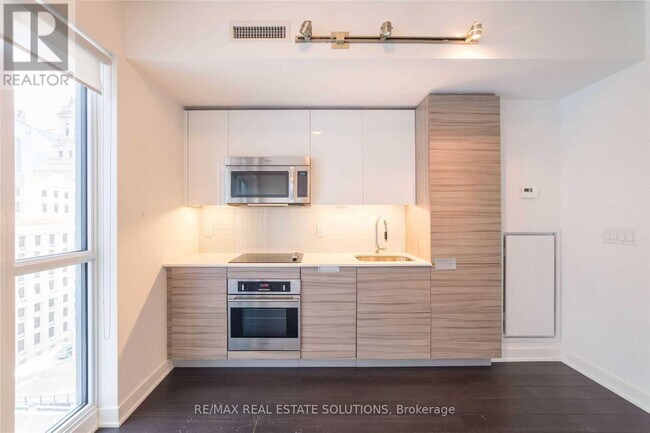 210 Simcoe St in Toronto, ON - Building Photo - Building Photo