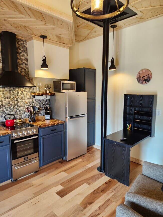 12 Adeo Ln, Unit Awesome Mountain Apartmen in Black Mountain, NC - Building Photo - Building Photo