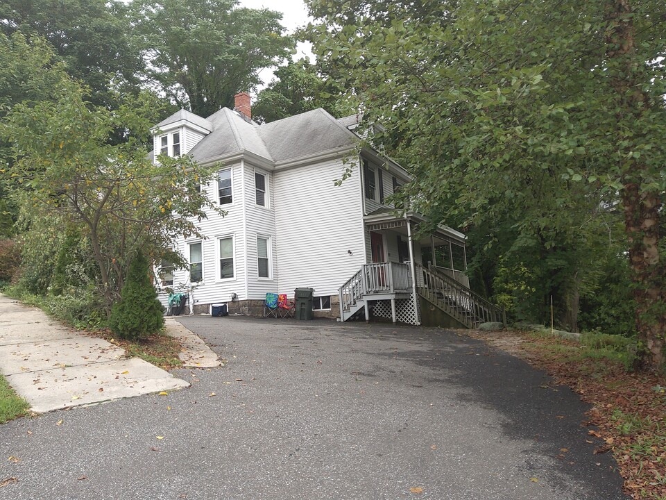 27 Cole St, Unit Basement in New London, CT - Building Photo