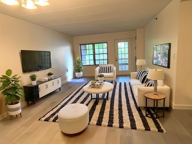 324 Washington St in Wellesley, MA - Building Photo - Building Photo
