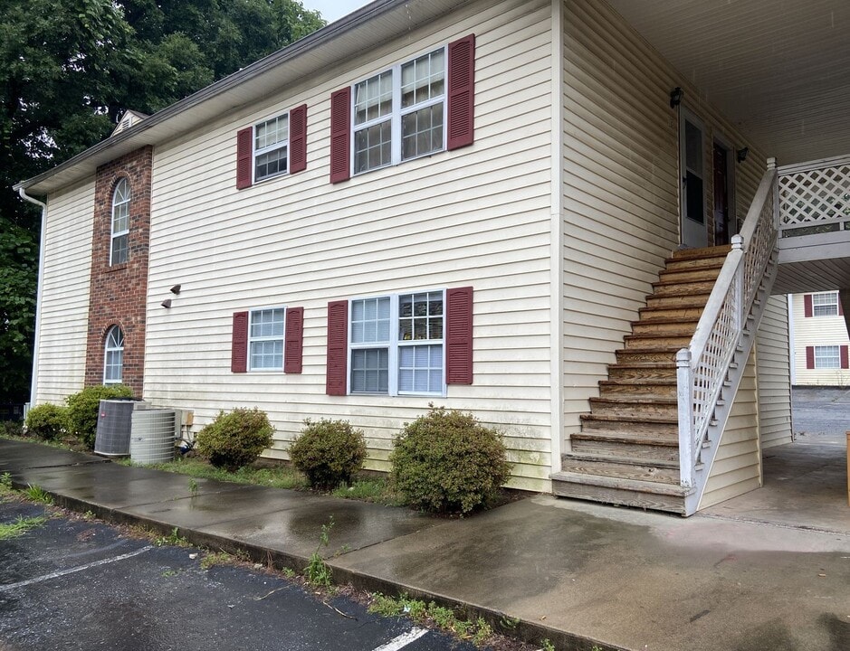 2914 Creekview Ct in High Point, NC - Building Photo