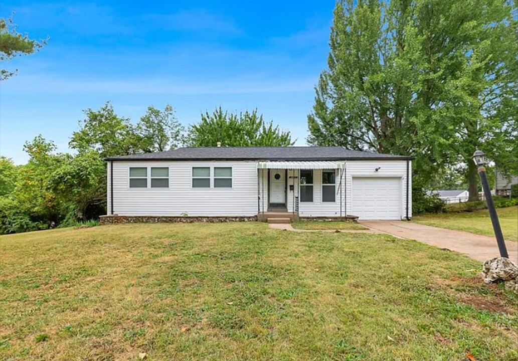 9801 Gloucester Dr in St. Louis, MO - Building Photo
