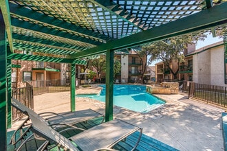 Woodland Apts San Antonio in San Antonio, TX - Foto de edificio - Building Photo
