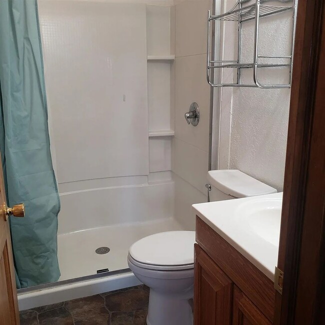 2215 Falls Ave in Waterloo, IA - Building Photo - Building Photo