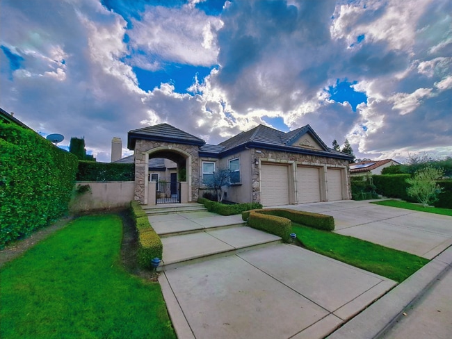 1367 E Glenlake Ln in Fresno, CA - Building Photo - Building Photo