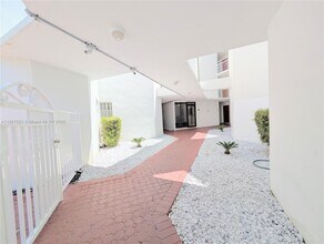 1075 93rd St in Bay Harbor Islands, FL - Building Photo - Building Photo