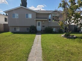 5607-5653 53 Ave in Cold Lake, AB - Building Photo