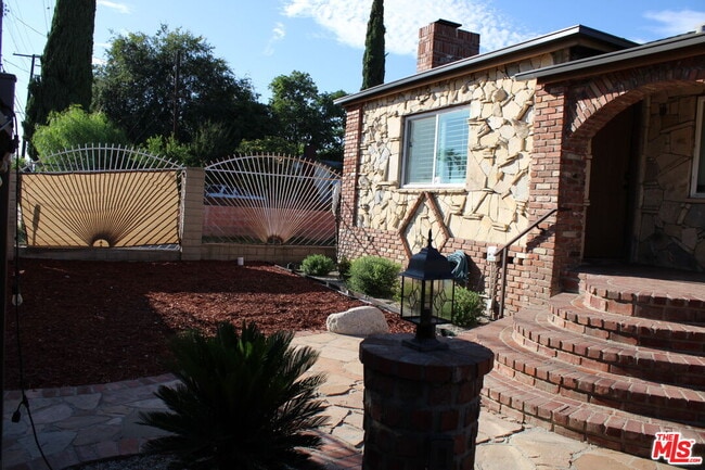 12318 San Fernando Rd in Los Angeles, CA - Building Photo - Building Photo