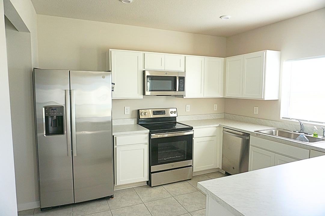 606 Lychee Ln in Fort Pierce, FL - Building Photo
