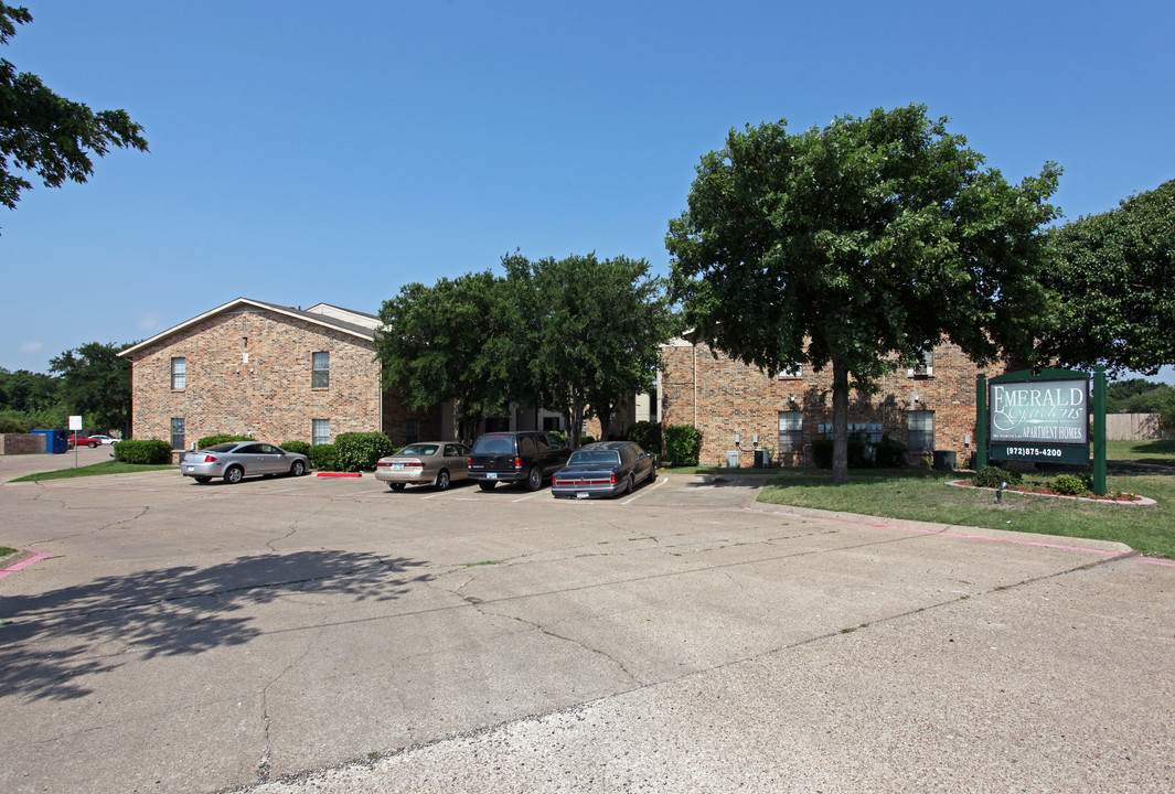 Emerald Gardens in Ennis, TX - Building Photo