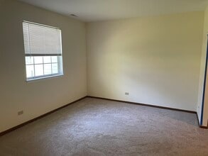 40 N Victoria Ln in Streamwood, IL - Building Photo - Building Photo