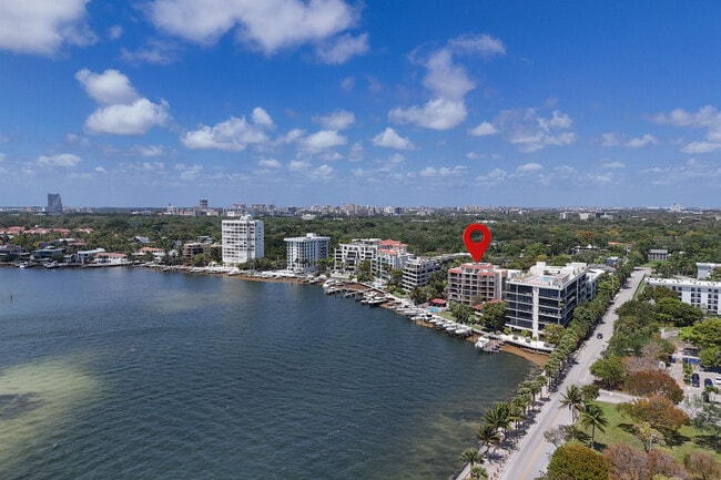 1632 S Bayshore Ct, Unit 402 in Miami, FL - Building Photo - Building Photo