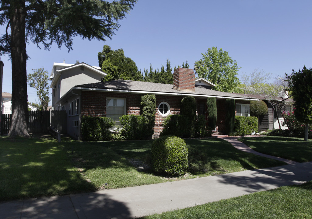 2611 W Clark Ave in Burbank, CA - Building Photo