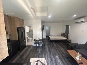 19138 Oxnard St in Los Angeles, CA - Building Photo - Building Photo