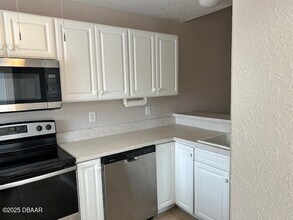 111 Ocean Park Ln in Cape Canaveral, FL - Foto de edificio - Building Photo