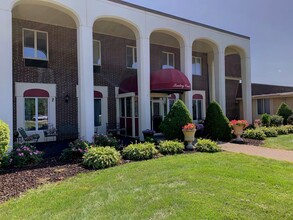 Tinley Court Senior Living 55+ in Tinley Park, IL - Building Photo - Building Photo