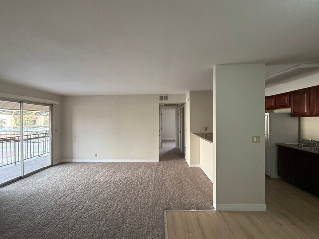 5241 River Glen Dr in Las Vegas, NV - Building Photo - Building Photo