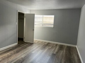 10429 El Mercado Dr in Rancho Cordova, CA - Foto de edificio - Building Photo