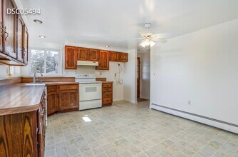 56 Pond Ln in Milford, NJ - Foto de edificio - Building Photo