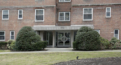 Pelham Pointe in New Rochelle, NY - Building Photo - Building Photo