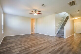 233 Waterloo Dr in Kyle, TX - Foto de edificio - Building Photo