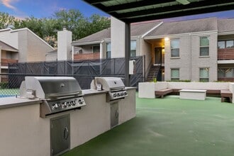 10751 Meadowglen Ln in Houston, TX - Building Photo - Building Photo