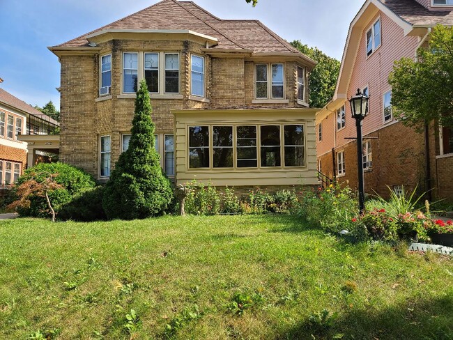 3472 N Downer Ave, Unit A in Milwaukee, WI - Foto de edificio - Building Photo