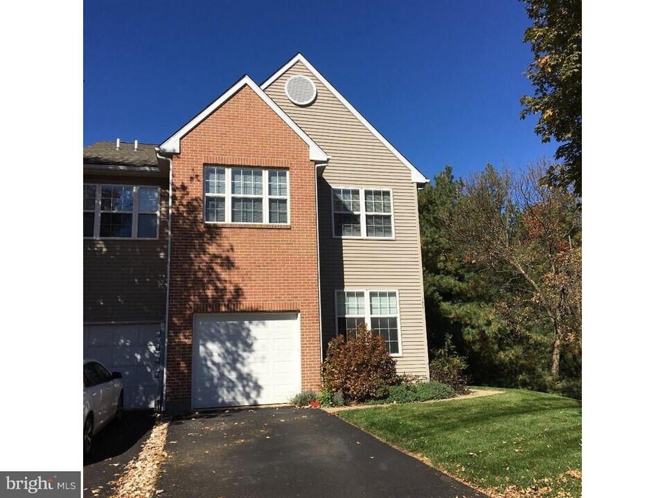150 Bishops Gate Ln in Doylestown, PA - Building Photo